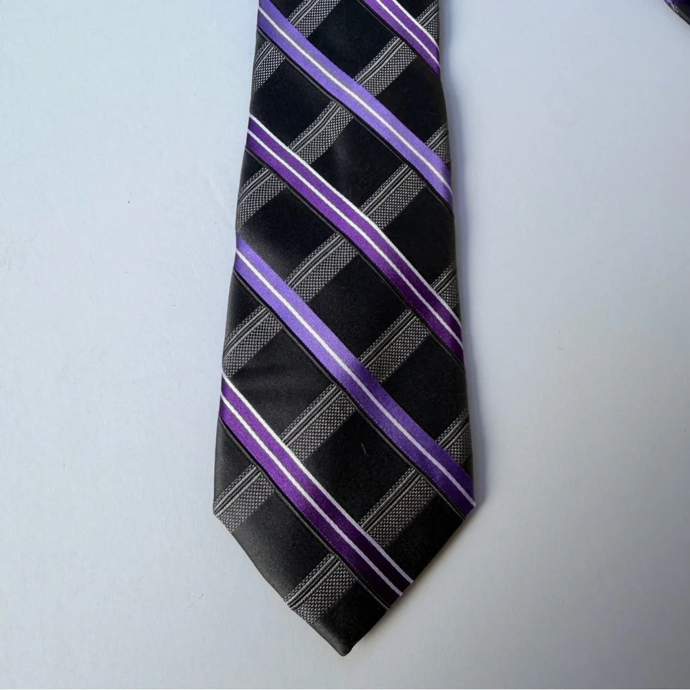 Men’s Michael Kors Silk Necktie Purple and Black​ - Picture 2 of 6